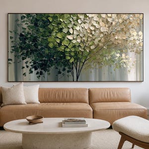 Puede incluir: Una gran pieza de arte mural rectangular que presenta una pintura abstracta de un árbol con pinceladas gruesas y texturizadas. El follaje transita desde un verde bosque profundo a la izquierda hasta tonos crema y beige claros a la derecha.