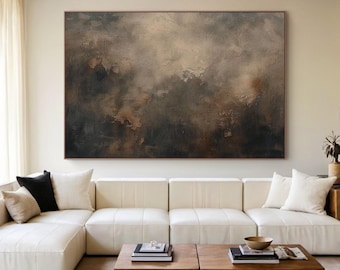 Op de afbeelding: Groot abstract schilderij in een bruin, grijs en beige kleurenpalet. Het kunstwerk is ingelijst en hangt boven een witte hoekbank. Het schilderij heeft een textuur en een moderne uitstraling.