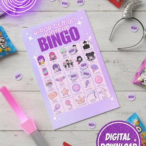 Puede incluir: Una tarjeta de juego de bingo K-Pop Demon Hunters con un diseño morado y blanco. La tarjeta presenta ilustraciones y la palabra "BINGO" en letras moradas grandes. Las palabras "DESCARGA DIGITAL" están en un círculo morado.