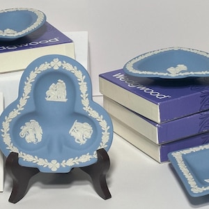 Juego de 4 platos vintage Wedgwood de jaspe azul con símbolos de cartas, para guardar alfileres y baratijas. Cajas originales, en excelente estado.