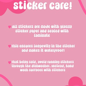 Puede incluir: Cartel rosa con el texto "sticker care!" e instrucciones para el cuidado de las pegatinas. El cartel indica que las pegatinas est&aacute;n hechas con papel brillante y laminado, lo que las hace impermeables. Aconseja no usar lavavajillas.