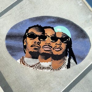 Puede incluir: Una alfombra redonda con fondo azul y un retrato de una persona con gafas de sol y un sombrero azul claro. La cara de la persona se repite tres veces, creando un efecto psicodélico.