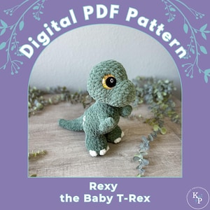 Puede incluir: Un juguete de dinosaurio verde tejido a ganchillo con detalles blancos en los pies y la espalda. El dinosaurio tiene grandes ojos amarillos y está etiquetado como "Rexy the Baby T-Rex" con "Digital PDF Pattern" arriba. El fondo es morado claro con follaje verde.