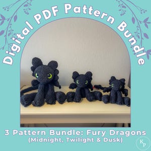 Könnte beinhalten: Ein digitales PDF-Musterpaket zum Häkeln von drei verschiedenen Größen schwarzer Fury-Drachen. Das Paket enthält Muster für einen großen, einen mittleren und einen kleinen Drachen, genannt Mitternacht, Dämmerung und Abenddämmerung.