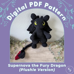 Könnte beinhalten: Ein schwarzes gehäkeltes Drachenplüschtier mit gelben Augen und einem rot-schwarzen Schwanz. Das Bild enthält den Text "Digital PDF Pattern" und "Supernova the Fury Dragon (Plushie Version)". Der Drache steht auf einer Holzoberfläche.