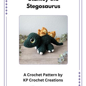 Op de afbeelding: Een haakpatroon met een donkergroene stegosaurus genaamd Stanley, met bruin en cr&egrave;mekleurige platen. De tekst "Stanley the Stegosaurus" wordt boven de afbeelding weergegeven. Het vaardigheidsniveau is ADVANCED.