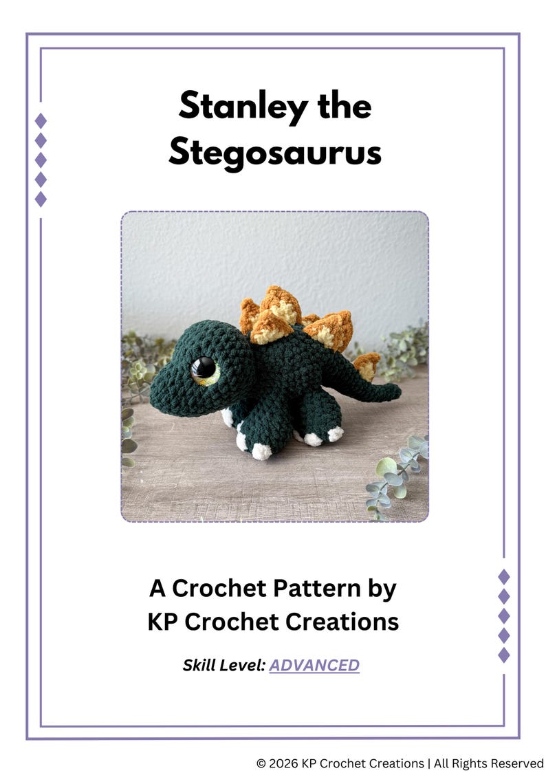 Op de afbeelding: Een haakpatroon met een donkergroene stegosaurus genaamd Stanley, met bruin en cr&egrave;mekleurige platen. De tekst "Stanley the Stegosaurus" wordt boven de afbeelding weergegeven. Het vaardigheidsniveau is ADVANCED.