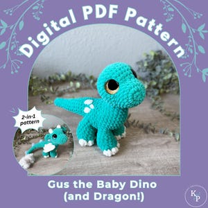 Könnte beinhalten: Ein gehäkeltes, türkisfarbenes Dinosaurier-Spielzeug mit weißen Akzenten und großen, goldbraunen Augen. Das Bild zeigt auch einen kleineren Drachen sowie den Text "Digital PDF Pattern" und "Gus the Baby Dino (and Dragon!)".