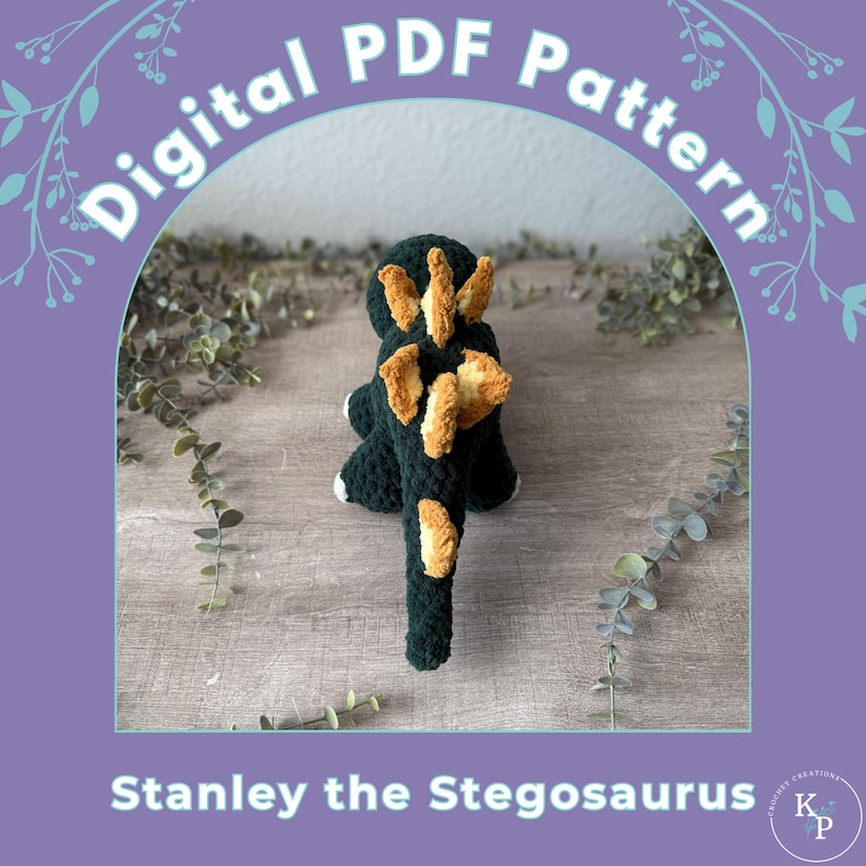 Op de afbeelding: Een handgemaakt, donkergroen gehaakt stegosaurus speelgoed met bruine platen op de rug en staart. Het speelgoed heeft witte accenten op de voeten. De afbeelding bevat de tekst "Digital PDF Pattern" en "Stanley the Stegosaurus".