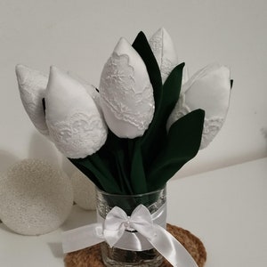 Tulips textiles. Bouquet de mariage. Tulipes blanches avec dentelle. Fleurs en tissu.cadeau de fête des mères.