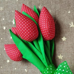 Bouquet de tulipes textiles. Tulipes rouges. Tulipes Tilda. Cadeau de Saint-Valentin, cadeau d'anniversaire. Decoration de la maison.