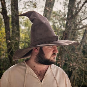 Chapeau de sorcière et de sorcier.Chapeau pointu. Halloween. Cosplay. Chapeau magique.Chapeau pour marcher en forêt.