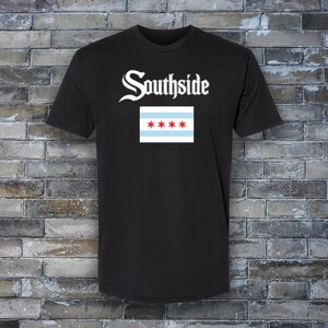 以下が含まれることがあります： 「Southside」の文字がスタイリッシュなフォントでプリントされた黒いTシャツ。青いストライプと4つの赤い星が描かれた長方形のデザインが特徴です。柔らかい素材で作られています。