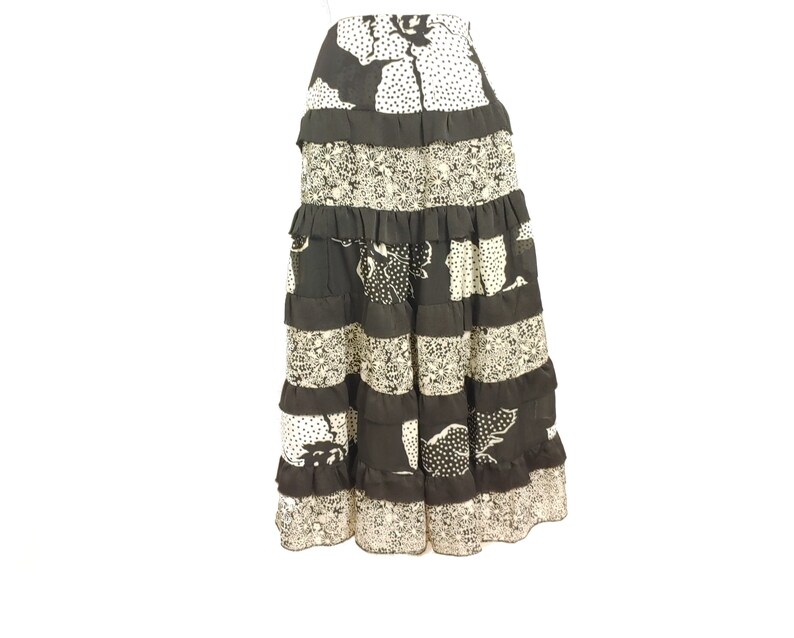 tier ruffle flare work skirt in black and white floral motif for Women size Large by Free Style 80s Vintage Clothes B1-2184