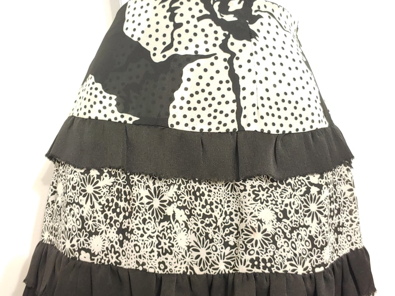 tier ruffle flare work skirt in black and white floral motif for Women size Large by Free Style 80s Vintage Clothes B1-2184