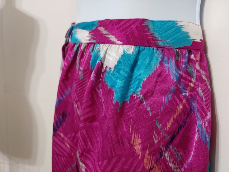 80s Floral tropical skirt with side pockets and back split in pink size 12 for Women by Pure Argenti Vintage work Clothes B1-2026