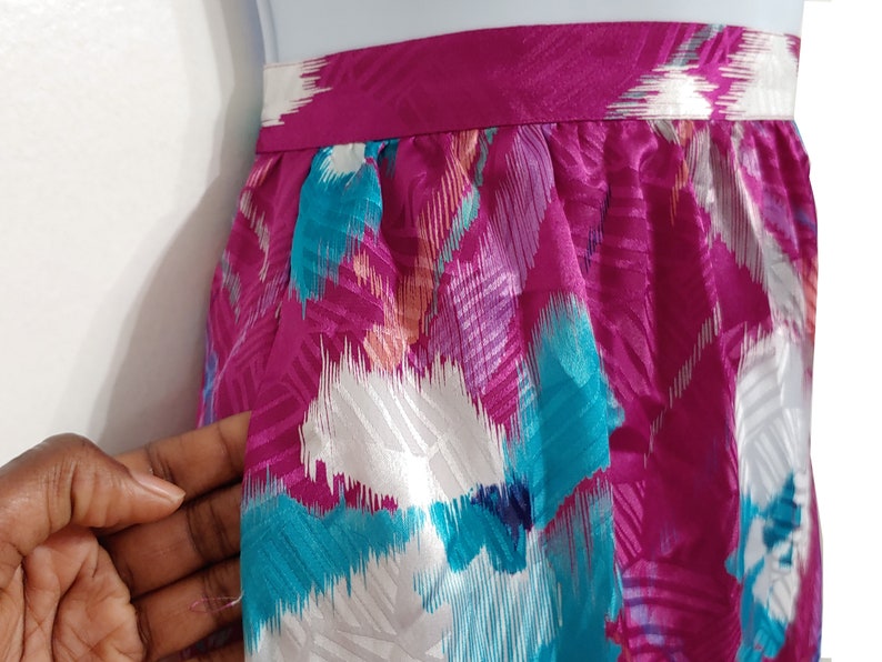 80s Floral tropical skirt with side pockets and back split in pink size 12 for Women by Pure Argenti Vintage work Clothes B1-2026