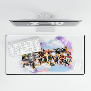 Może przedstawiać: Prostokątna podkładka pod mysz z czarną obwódką, z kolorową ilustracją różnych postaci z kreskówek na tle chmur. Widoczna jest biała klawiatura i mysz.