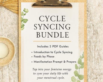 Op de afbeelding: Een klembord met een wit papier met de tekst "CYCLE SYNCING BUNDLE". Het papier bevat opsommingstekens en een call to action. Het klembord ligt op een getextureerd oppervlak met gedroogde palmbladeren.