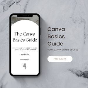 Op de afbeelding: Een smartphone-mockup die een digitale gids toont met de titel "The Canva Basics Guide" met de tekst "Everything you need to know to get started with Canva. A guide by @MaiAllure" en een logo voor Mai Allure. De achtergrond is een wit marmeren oppervlak. De tekst "Canva Basics Guide" en "Your Canva Crash Course" wordt in zwarte tekst aan de rechterkant van de afbeelding weergegeven. Een witte knop met de tekst "Mai Allure" bevindt zich onder de tekst.