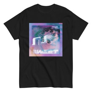 Könnte beinhalten: Schwarzes T-Shirt mit einem Grafikdruck eines bunten Auges mit dem Text "SQUARE WAVE" und "SWEET" in fetter, weißer Schrift.