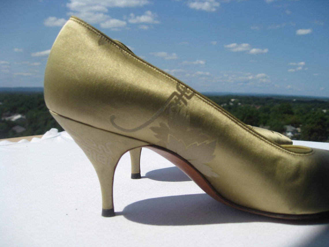 Vintage Pointy Kitten Heel Shoes in Gold Silk Taffeta With | Etsy