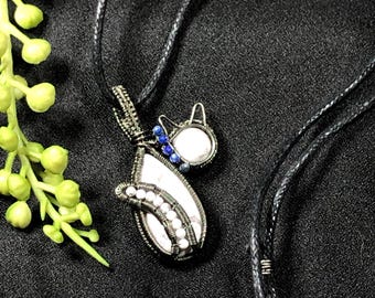 Handgefertigte Howlith-Katzenanhänger-Halskette, blaues Sodalith-Halsband, drahtumwickelter Edelsteinschmuck