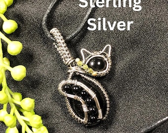 Halskette mit Katze aus schwarzem Onyx, facettierter Katzenanhänger aus Peridot
