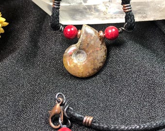 Ammonit Fossil Halskette mit Roten Korallen Perlen, polierter Fossil Schmuck