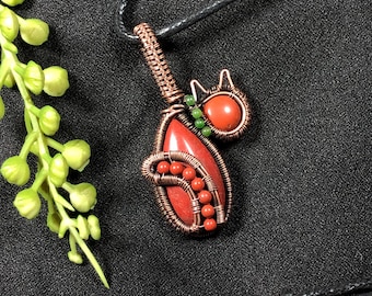 Halskette mit Katzenanhänger aus rotem Jaspis, drahtumwickelter Edelsteinschmuck, Kupferfassung