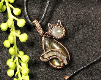 Auffälliger Labradorit-Katzenanhänger, facettierte Granat-Halskette, Draht gewickelte Fantasy-Katzenhalskette