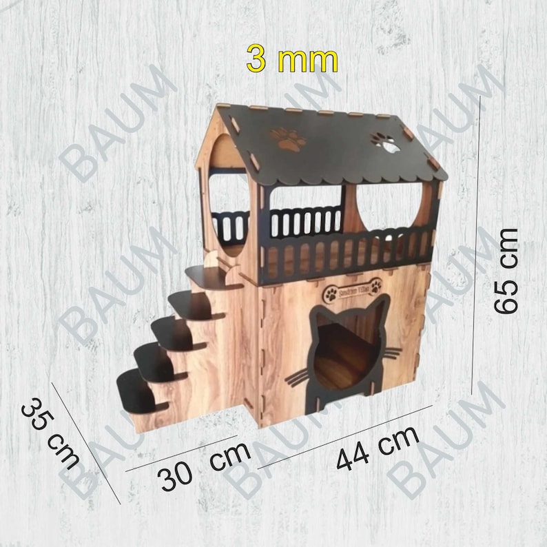 Może przedstawiać: Drewniany domek dla kota z czarnym dachem i wejściem w kształcie kota. Domek ma platformę z barierką i schody prowadzące do niej. Domek ma 65 cm wysokości, 44 cm szerokości i 30 cm głębokości. Domek jest wykonany z 3 mm sklejki.