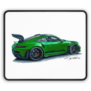 Peut inclure: Une voiture de sport Porsche 911 GT3 RS verte avec des bandes de course noires et un aileron arrière noir. La voiture est dessinée dans un style réaliste sur un fond blanc.