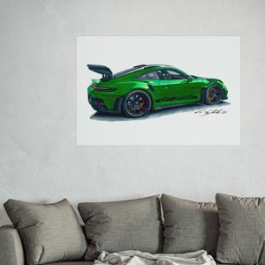 Puede incluir: Un coche deportivo Porsche 911 GT3 RS verde con rayas de carreras negras está dibujado en un estilo realista sobre un fondo blanco. El coche se ve de lado y tiene un alerón trasero negro.