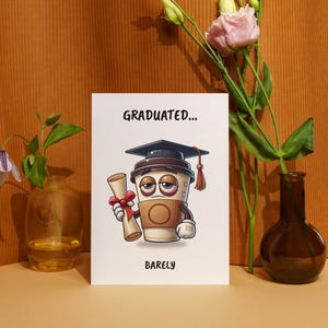 Tarjeta de graduación divertida - Apenas graduado - Graduado con taza de café agotado - Tarjeta imprimible digital para regalo de universidad, escuela secundaria o universidad