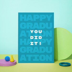 Vibe moderne de remise des diplômes | Vous l'avez fait ! carte bleue audacieuse de félicitations | Cadeau pour diplômé en téléchargement numérique | Carte de remise des diplômes imprimable pour elle ou lui