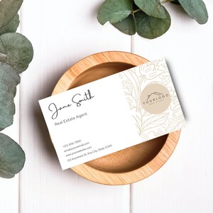 Sjablonen voor visitekaartjes onroerend goed | Visitekaartje makelaar | Minimalistisch ontwerp | Beige | Modern ontwerp | Mooie bloemen | Professioneel