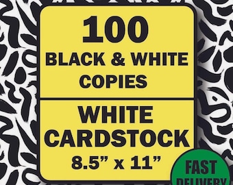 Puede incluir: Un rectángulo amarillo con esquinas redondeadas muestra el texto "100 COPIAS EN BLANCO Y NEGRO CARTULINA BLANCA 21,6 cm x 27,9 cm" sobre un patrón abstracto en blanco y negro. Un círculo verde con las palabras "ENTREGA RÁPIDA" está en la esquina inferior derecha.