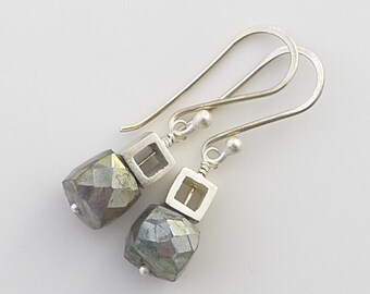 Petite Cubes argent avec Labradorite boucles d’oreilles - E1230