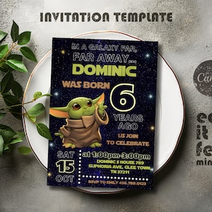 K&ouml;nnte beinhalten: Eine Star Wars-Motto-Geburtstagseinladung mit einem Cartoon-Bild von Baby Yoda. Die Einladung ist f&uuml;r Dominics 6. Geburtstagsparty am 15. Oktober von 13:00 bis 15:00 Uhr. Die Einladung enth&auml;lt die Adresse und RSVP-Informationen.