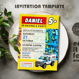 Pu&ograve; includere: Un invito a una festa di compleanno giallo e blu per un bambino che compie 5 anni. L'invito presenta un'auto della polizia a tema Lego e il testo "Daniel 5+ sta organizzando una festa". L'invito include anche la data, l'ora e il luogo della festa.