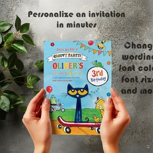 Puede incluir: Una invitaci&oacute;n colorida para una fiesta de cumplea&ntilde;os n&uacute;mero 3 con un gato de dibujos animados montando un monopat&iacute;n. La invitaci&oacute;n dice "Join us for a groovy party! Oliver's 3rd Birthday".