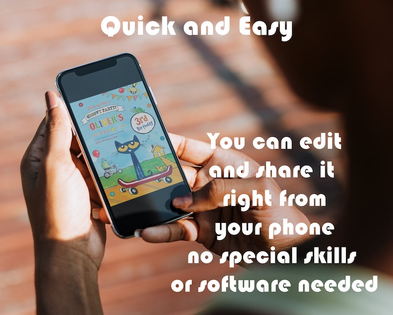 Puede incluir: Una persona est&aacute; usando un tel&eacute;fono inteligente para editar una invitaci&oacute;n de cumplea&ntilde;os para el tercer cumplea&ntilde;os de Oliver. La invitaci&oacute;n presenta un gato negro con una patineta y el texto "Join us for a Groove Party! Oliver's 3rd Birthday".