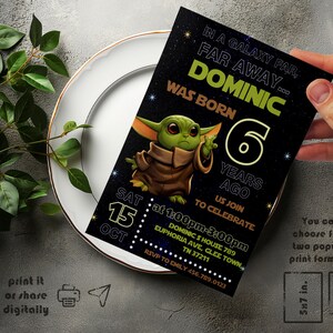 K&ouml;nnte beinhalten: Eine schwarze und gr&uuml;ne Geburtstagseinladung mit einem Cartoon-Bild eines gr&uuml;nen Au&szlig;erirdischen. Die Einladung lautet "In einer weit, weit entfernten Galaxie... Dominic wurde vor 6 Jahren geboren." Sie enth&auml;lt auch das Datum und die Uhrzeit der Party, die Adresse und die RSVP-Informationen.