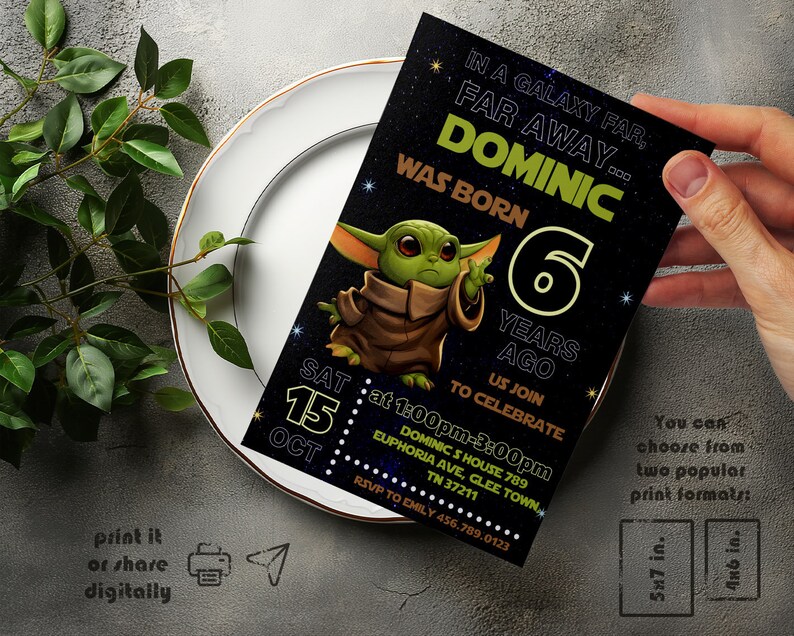 K&ouml;nnte beinhalten: Eine schwarze und gr&uuml;ne Geburtstagseinladung mit einem Cartoon-Bild eines gr&uuml;nen Au&szlig;erirdischen. Die Einladung lautet "In einer weit, weit entfernten Galaxie... Dominic wurde vor 6 Jahren geboren." Sie enth&auml;lt auch das Datum und die Uhrzeit der Party, die Adresse und die RSVP-Informationen.