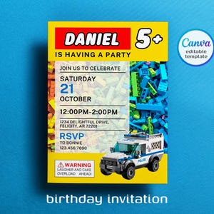 Könnte beinhalten: Eine gelbe und rote Geburtstagseinladung für einen Jungen, der 5 Jahre alt wird. Die Einladung zeigt ein Lego-Polizeiauto und den Text "Daniel 5+ is having a party". Die Einladung enthält auch das Datum, die Uhrzeit und den Ort der Party.