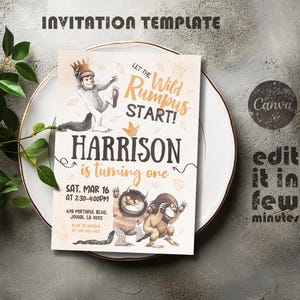 Puede incluir: Una plantilla de invitación de cumpleaños con el texto "Let the Wild Rumpus Start!" y "Harrison is turning one." La invitación presenta ilustraciones de personajes de "Where the Wild Things Are" y detalles del evento.