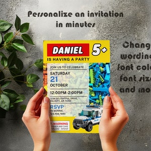Pu&ograve; includere: Un invito a una festa di compleanno giallo e blu per un bambino di nome Daniel che compie 5 anni. L'invito presenta un design a tema Lego con un'auto della polizia e il testo "Daniel 5+ is having a party".