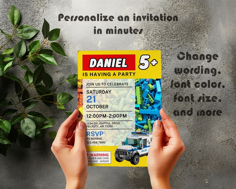 Pu&ograve; includere: Un invito a una festa di compleanno giallo e blu per un bambino di nome Daniel che compie 5 anni. L'invito presenta un design a tema Lego con un'auto della polizia e il testo "Daniel 5+ is having a party".