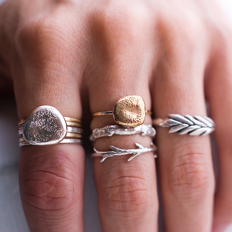 Золото и серебро на одной руке. Модные кольца. Самые модные кольца. Золотые и серебряные украшения. Серебряные кольца на руке.